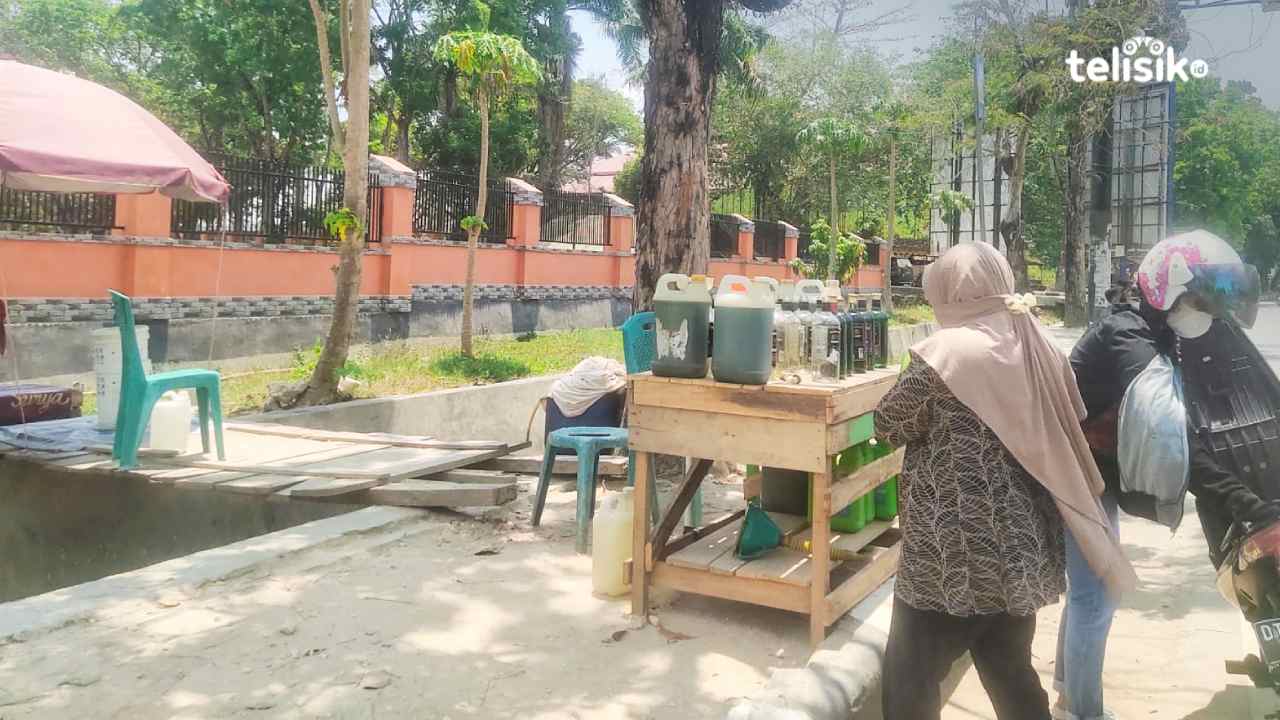 Demi membantu ekonomi keluarga, seorang ibu rumah tangga menjadi penjual bensin ecer. Foto: Erni Yanti/Telisik