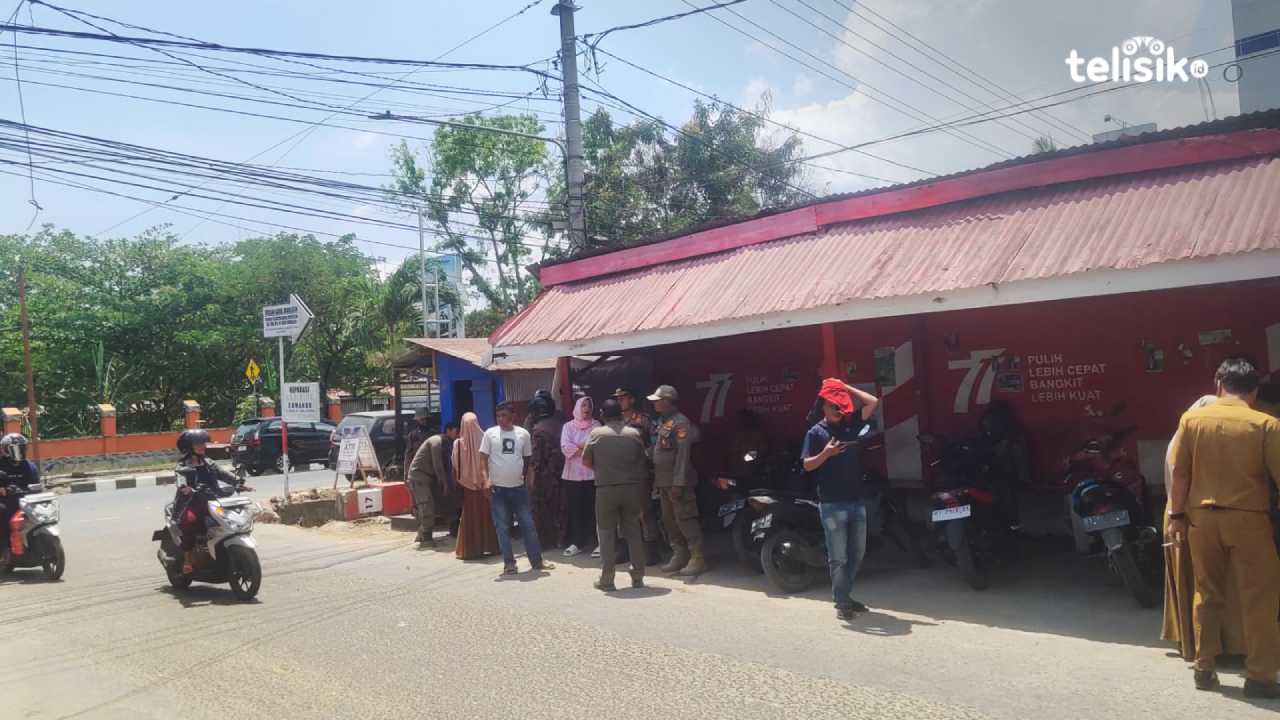 Satpol PP meminta pedagang membongkar sendiri lapaknya sebelum ditertibkan Pol PP. Foto: Erni Yanti/Telisik