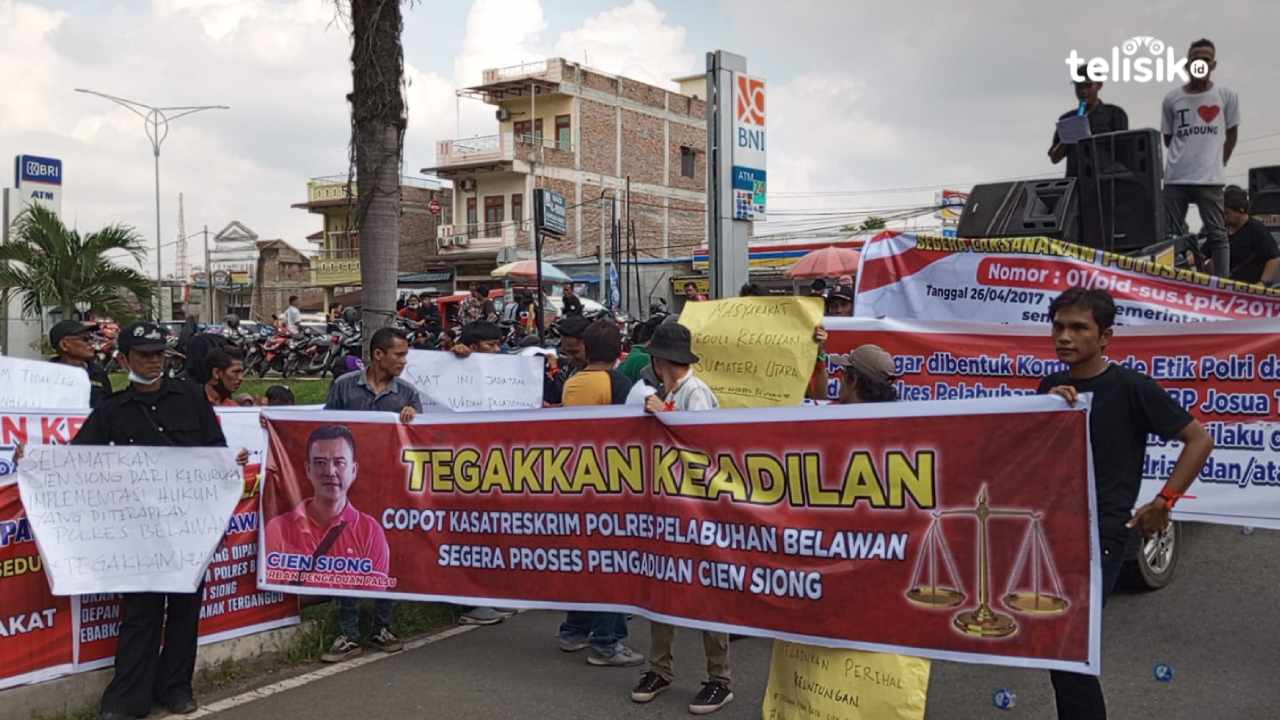 Massa ketika berdemontrasi dan mendesak Kapolda Sumatera Utara copot Kapolres dan Kasatreskoba Polres Pelabuhan Belawan. Foto: Reza Fahlefy/Telisik