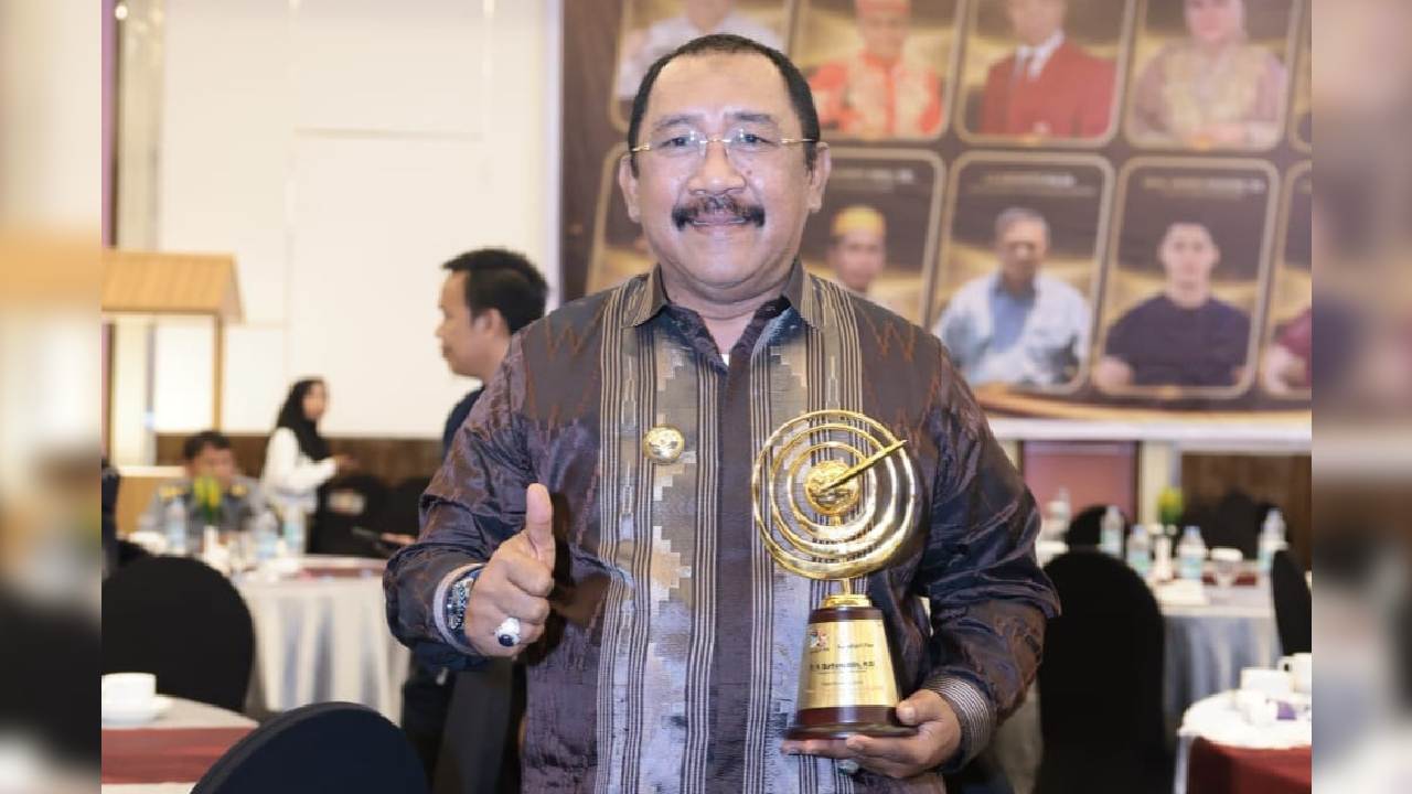 Pj Bupati Bombana, Burhanuddin diperiksa Kejati Sulawesi Tenggara, Jumat (13/10/2023) sore, terkait kasus jembatan Cira Uci 2 di Kabupaten Buton Utara pada tahun 2021 silam. Foto: Facebook Diskominfo Kabupaten Bombana