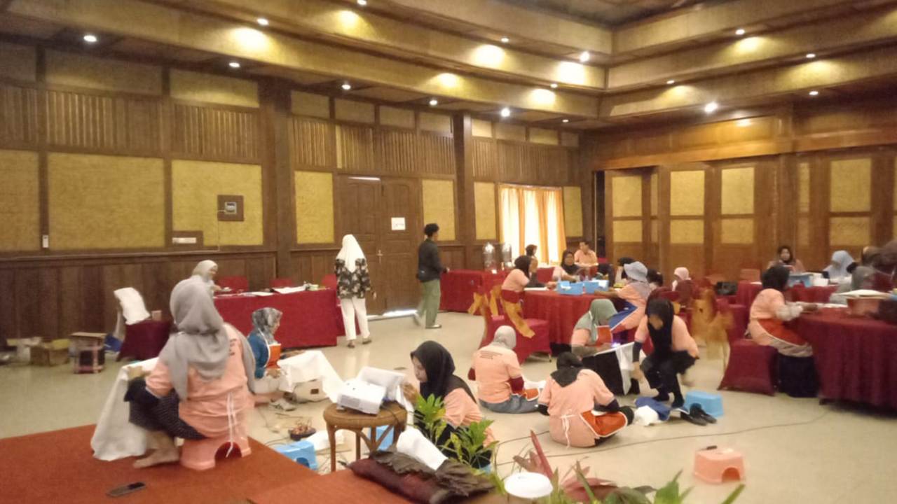 Para peserta yang mengikuti pelatihan inovasi dan kreasi bagi sumber daya manusia ekonomi kreatif sub sektor kriya di Kabupaten Wakatobi sedang praktik membatik. Foto: Ist.