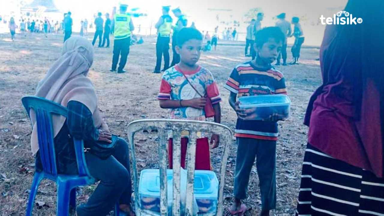Rifki dan Opet saat menjajakan jualan mereka pada pembukaan turnamen Buton Cup 1 yang digelar di lapangan besar Banabungi, Kecamatan Pasarwajo, Kabupaten Buton. Foto: Febriyani/Telisik