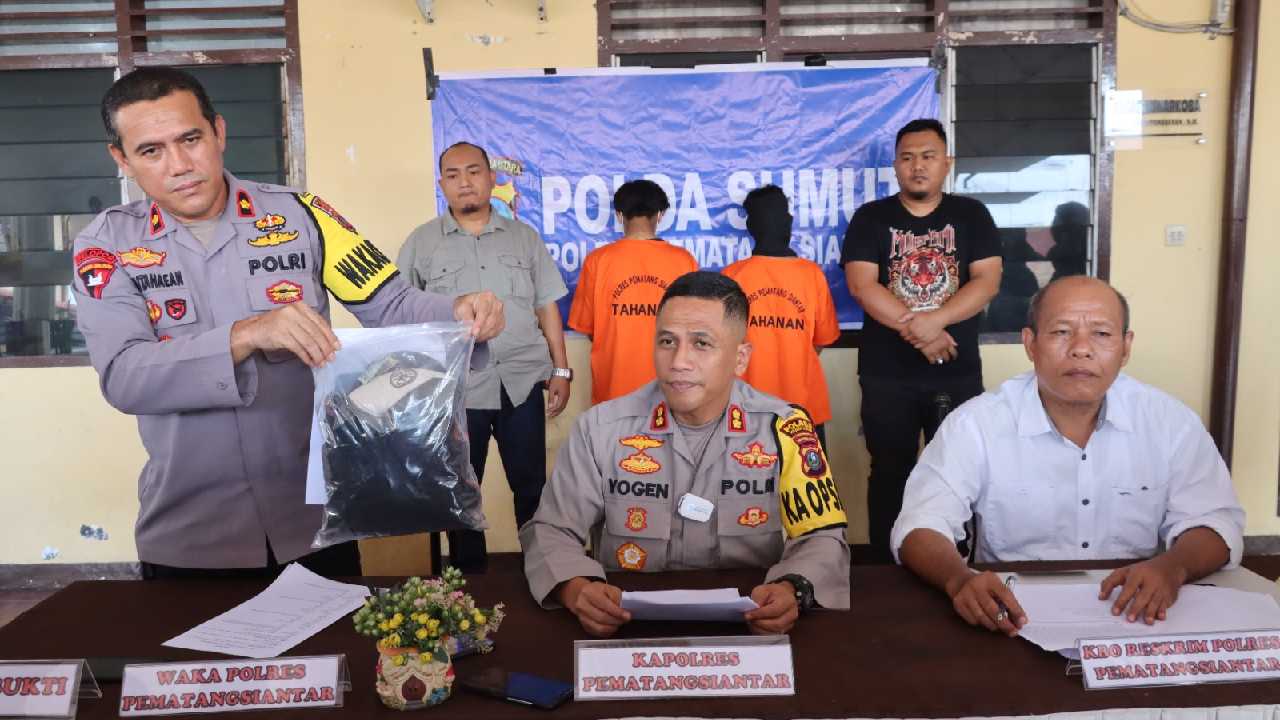 Petugas kepolisian melakukan interogasi kedua pelaku yang melakukan penganiayaan terhadap tuna wisma yang tidak memiliki tempat tinggal. Foto: Humas Polda Sumatera Utara