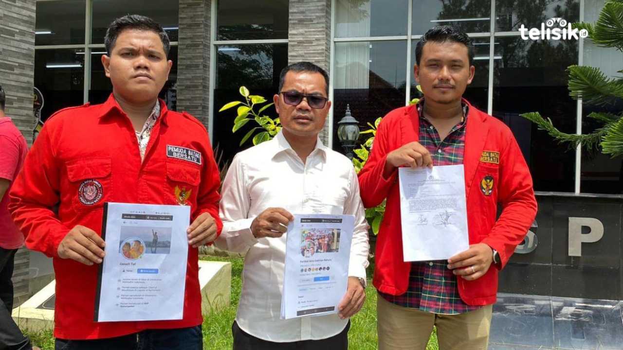 Pelapor (tengah) usai membuat laporan ke Mapolda Sumatera Utara didampingi oleh tim pengacara. Foto: Reza Fahlefy/Telisik