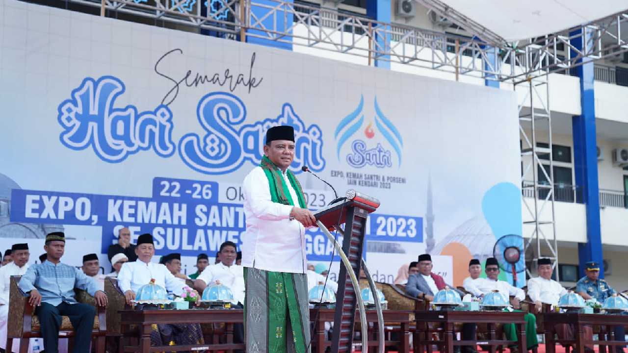 Pj Gubernur Sulawesi Tenggara, Andap Budhi Revianto saat membuka kegiatan ekspo, kemah santri dan porseni di IAIN Kendari. Foto: Humas IAIN Kendari