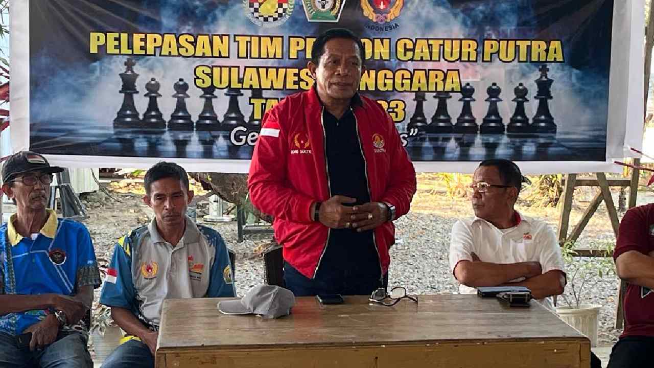 Ketua Persaci Sulawesi Tenggara, Hugua melepas enam atlet catur menuju Pra-PON 2023. Foto: Ist.