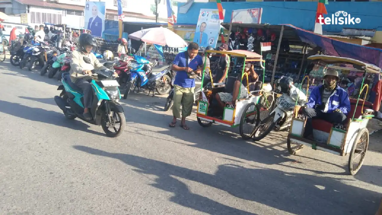 Tukang becak di Pelelangan Kota Kendari menunggu penumpang untuk diantar dan bawa barang belanja penumpang. Foto: Merdiyanto/Telisik 