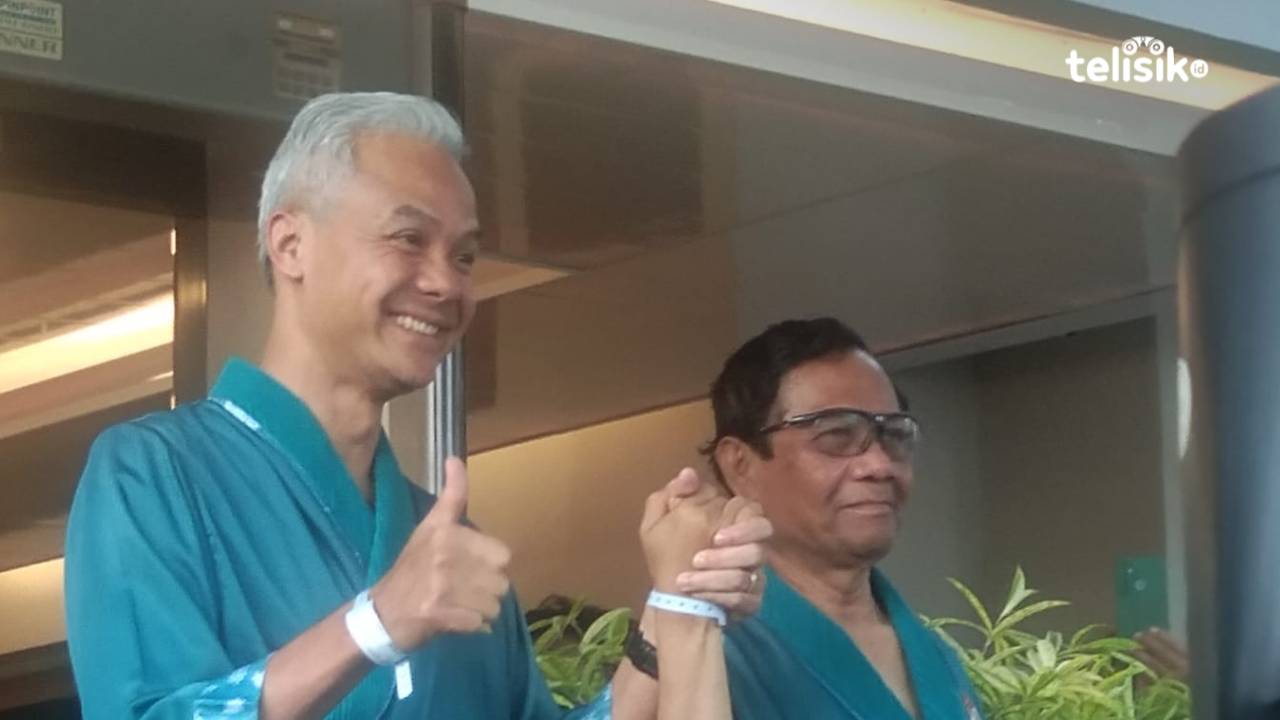 Ganjar Pranowo dan Mahfud MD sesaat jelang pemeriksaan kesehatan di gedung MCU RSPAD Gatot Soebroto, Jakarta Pusat, Minggu (22/10/2023). Foto: Mustaqim/Telisik