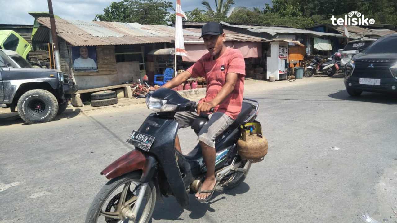 Seorang bapak terlihat keliling mencari gas elpiji 3 kg yang makin sulit didapatkan di Kota Kendari. Foto: Thamrin Dalby/Telisik
