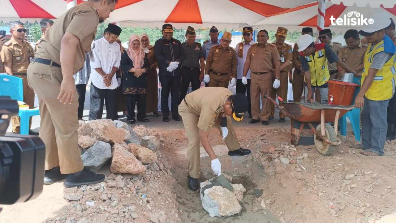 Pj Wali Kota Kendari, Asmawa Tosepu ketika melakukan peletakan batu pertama pembangunan gerbang Kota Kendari-Kabupaten Konawe. Foto: Melsandy Wauda/Telisik