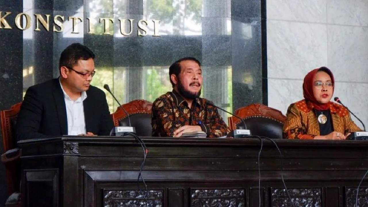 Hakim Konstitusi, Enny Nurbaningsih (kanan), Ketua MK, Anwar Usman (tengah) dan Juru Bicara MK, Fajar Laksono, memberikan keterangan pers terkait dugaan pelanggaran etik dalam putusan batasan usia capres dan cawapres di Gedung Mahkamah Konstitusi, Jakarta