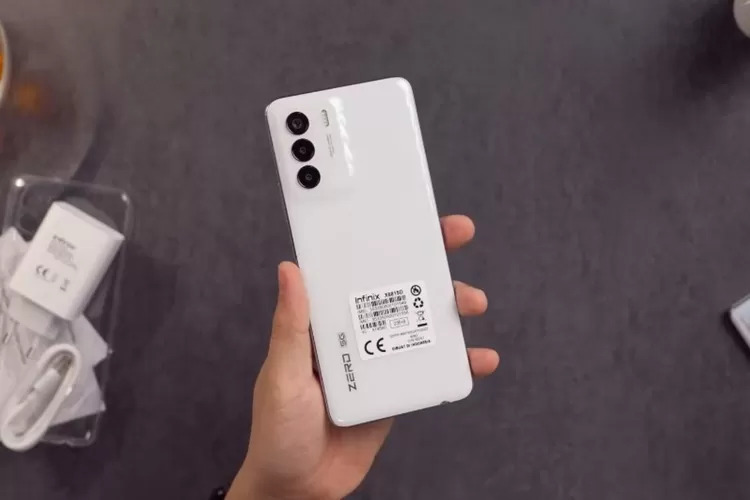 Infinix Zero 5G 2023 memiliki punggung dengan modul kamera belakang yang cukup besar. Foto: Repro Sinaran.id