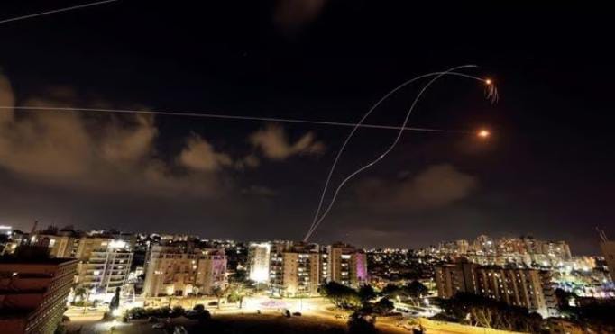 Hamas disebut tembus pertahanan canggih Israel pakai HP Huawei. Gedung-gedung di ashkelon Israel dihantam roket hamas. Foto: Detik.com