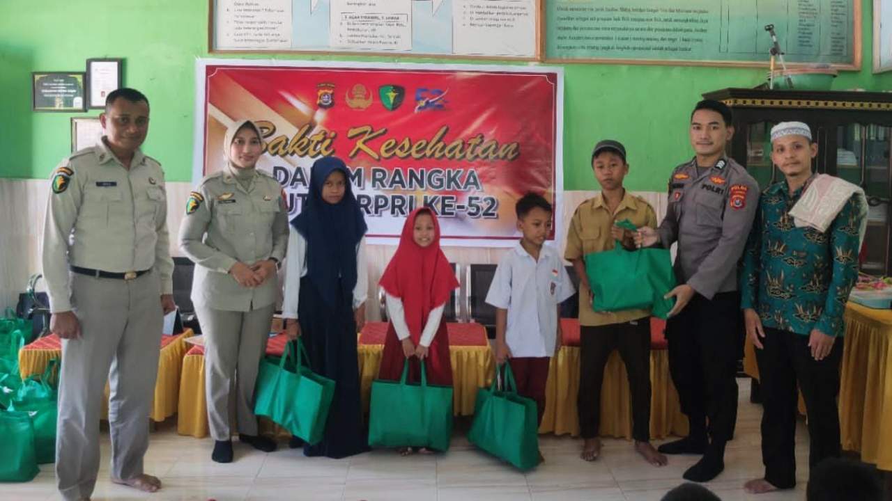 PNS Polda Sulawesi Tenggara, melakukan bakti kesehatan dan pemberian santunan di Panti Asuhan Shabri. Foto: Ist.