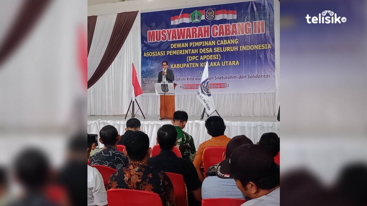 Kadis PMD, Patehuddin menyampaikan pesan Penjabat Bupati Kolaka Utara, Sukanto Toding, dalam Muscab ke-3 APDESI Cabang Kolaka Utara. Foto: Muh Risal H/Telisik