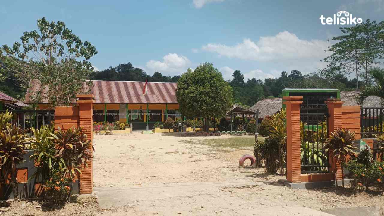 Salah satu sekolah dasar di Konda, Konawe Selatan, yang minim sarana dan prasarana. Foto: Evy Septiana Warsito/Telisik