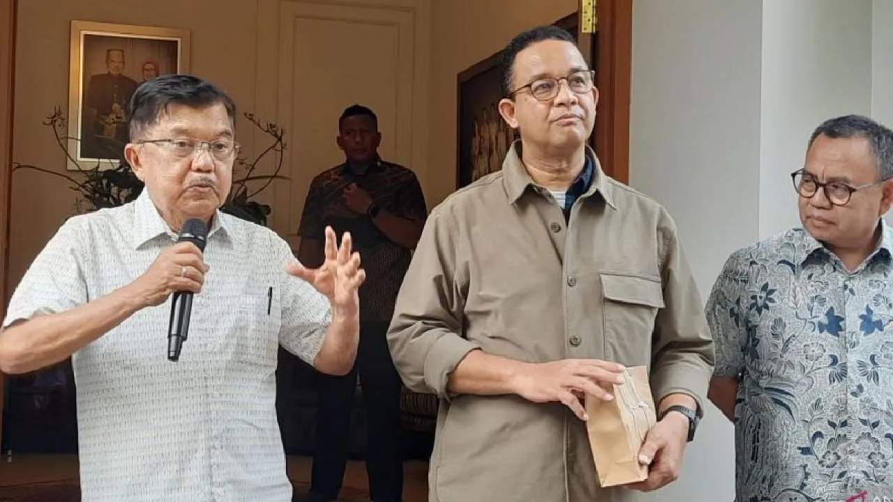 Jusuf Kalla (JK) menjelaskan, hasil pertemuannya dengan Anies Baswedan di kediamannya, Jalan Brawijaya, Jakarta Selatan, Sabtu (7/10/2023). Foto: Antara
