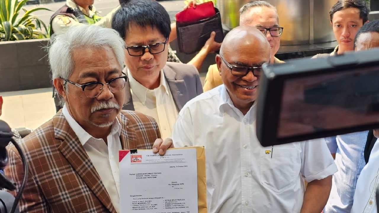 Koordinator Tim Pembela Demokrasi Indonesia, Erick S. Paat, saat melaporkan Presiden Jokowi dan keluarga di KPK, Senin (23/10/2023). Foto: Antara