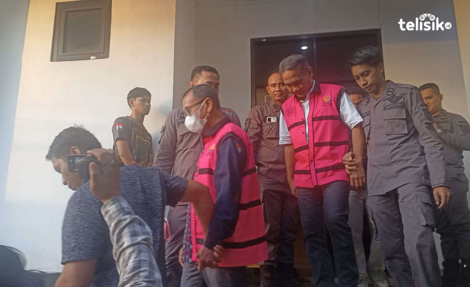 Kepala Dinas Kebakaran Kota Kendari, Abdul Rifai, saat keluar dari ruangan Kejaksaan Negeri Kendari dengan mengenakan baju tahanan. Foto: Ahmad Jaelani/Telisik