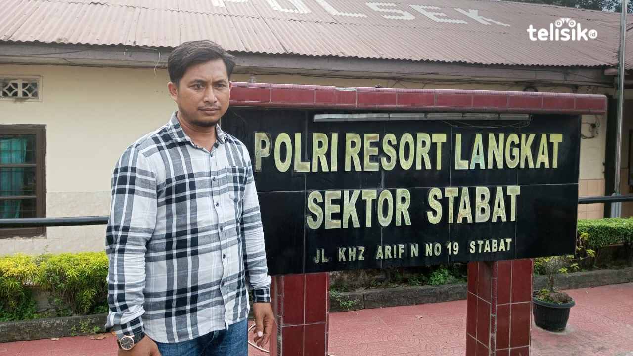Korban pengrusakan pagar yang diduga dilakukan atas perintah oknum pengacara saat mendatangi Polsek Stabat. Foto: Reza Fahlefy/Telisik