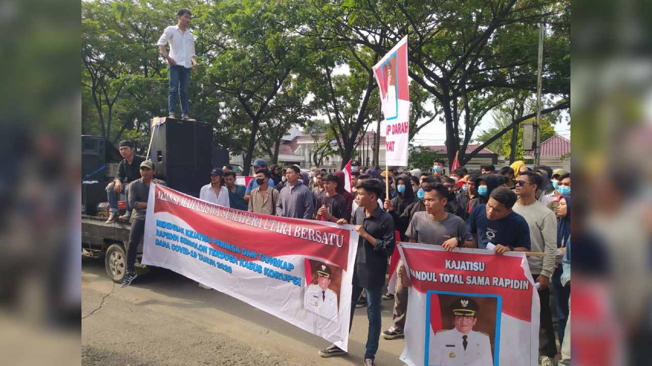 Massa ketika berdemontrasi dan meminta agar Kejati Sumatera Utara menangkap Rapidin Simbolon. Foto: Dokumentasi tim mahasiswa