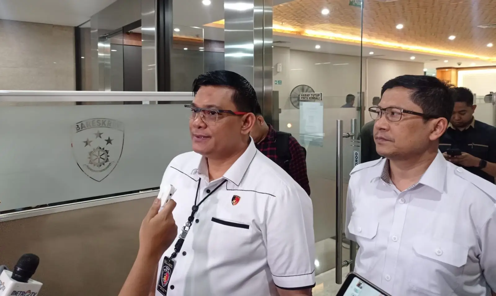 Dirreskrimsus Polda Metro Jaya, Kombes Ade Safri Simanjuntak (kiri), memberikan keterangan kepada wartawan terkait pemeriksaan Ketua KPK, Firli Bahuri, di Bareskrim Polri, Jakarta, Selasa (24/10/2023). Foto: Repro Antara