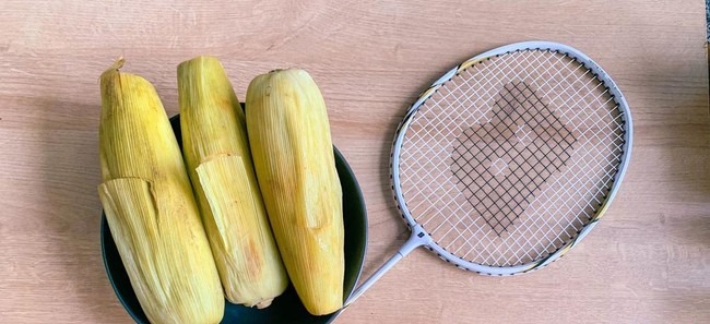Raket dan jagung yang dihadiahkan pada Ketua KPK, Firli Bahuri, oleh Lembaga Indonesia Memanggil Tujuh (IM57+ Institute) di Gedung Merah Putih KPK, Rabu (25/10/2023). Foto: Ist.