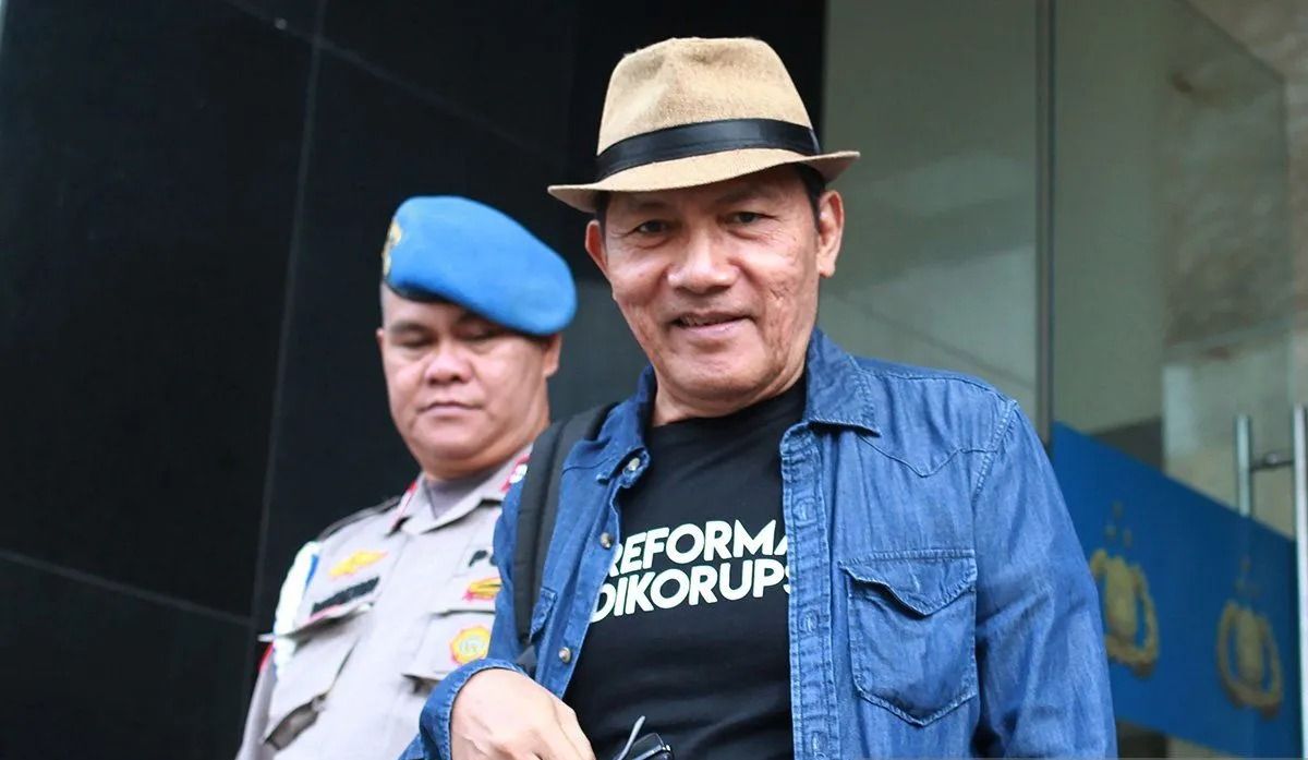 Mantan pimpinan KPK, Saut Situmorang, usai memberi keterangan kepada penyidik Polda Metro Jaya terkait kasus dugaan pemerasan oleh pimpinan KPK terhadap SYL, Selasa (17/10/2023). Foto: Antara