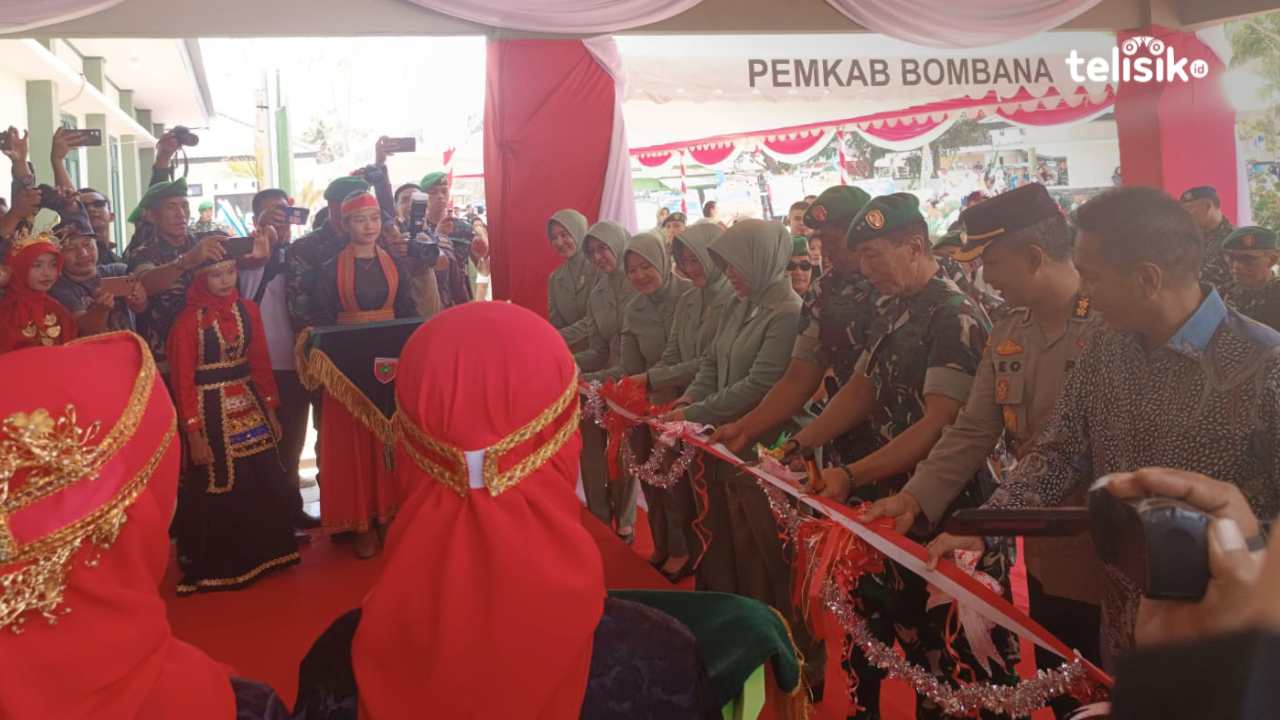 Gunting pita peresmian Kodim 1431 Bombana oleh Pangdam XIV Hasanuddin, Mayor Jenderal TNI Totok Imam Santoso. Foto: Melsandy Wauda/Telisik