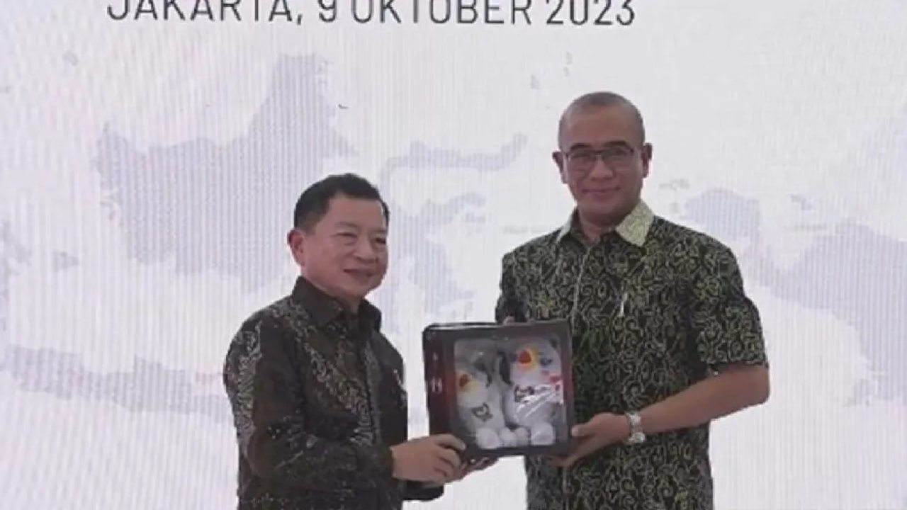 Menteri PPN/Kepala Bappenas, Suharso Monoarfa (kiri), dan Ketua KPU RI, Hasyim Asy'ari, usai sosialisasi RPJMN dan RPJPN di kantor Bappenas, Jakarta, Senin (9/10/2023). Foto: Dokumentasi Bappenas RI