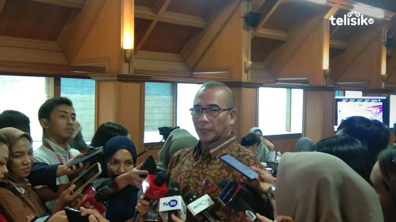 Ketua KPU RI, Hasyim Asy'ari, menjelaskan persiapan pendaftaran bakal calon presiden-calon wakil presiden kepada wartawan di Hotel Gran Melia, Jakarta, Kamis (12/10/2023). Foto: Mustaqim/Telisik