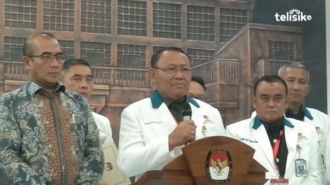 Kepala RSPAD Gatot Soebroto, Letjen TNI dr Albertus Budi Sulistya (tengah), dan Ketua KPU RI, Hasyim Asy'ari (kiri), menjawab pertanyaan wartawan usai penyerahan hasil pemeriksaan kesehatan tiga bapaslon presiden-wakil presiden di kantor KPU RI, Jakarta P