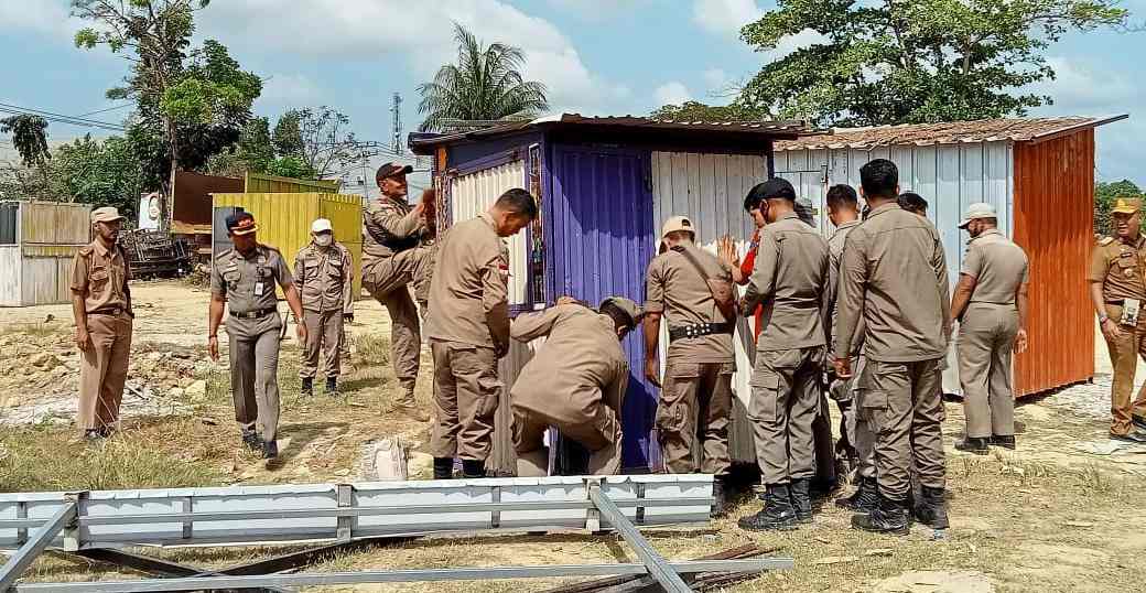 Lapak pedagang kaki lima di Pertigaan Jalan Buburanda, Kelurahan Korumba, Kecamatan Mandonga ditertibkan Tim Satgas Penataan Ruang Kota Kendari. Foto: Ist.