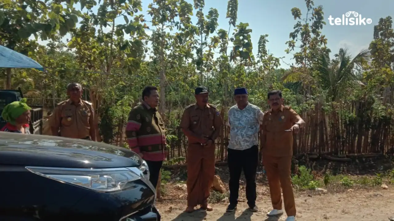 Bupati Muna, LM Rusman Emba, saat meninjau lahan pembangunan Pasar Wakuru. Foto: Sunaryo/Telisik