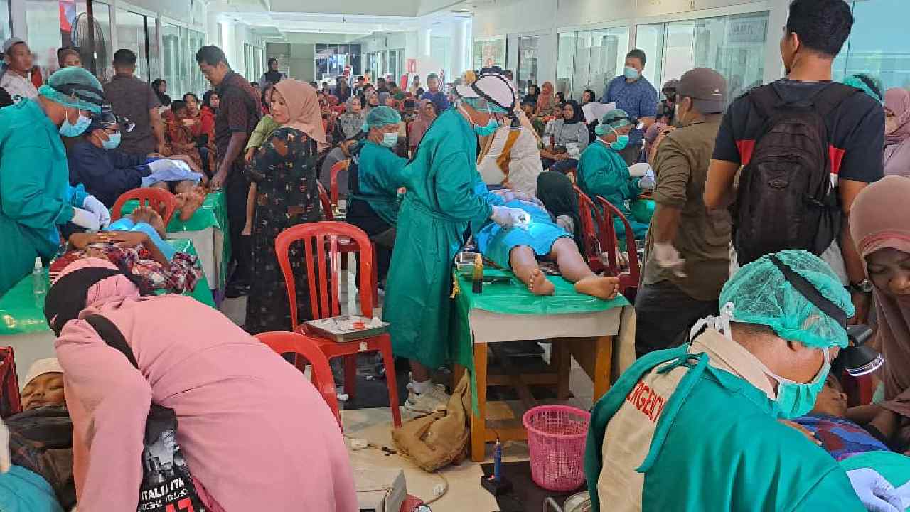 Lukman Abunawas peduli kesehat masyarakat gelar bakti sosial di Kabupaten Kolaka dengan program Indonesia sehat Sulawesi Tenggara. Foto: Ist.