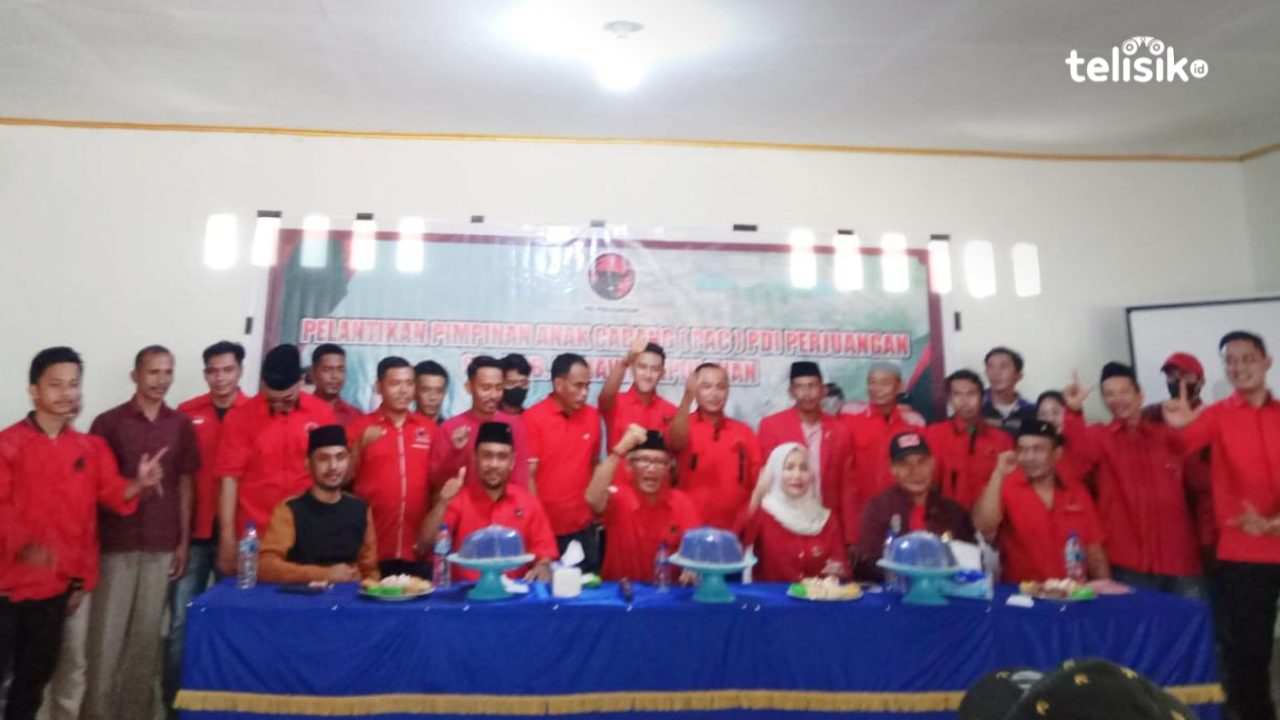 Pelantikan PAC PDIP se-Kabupaten Konawe Kepulauan. Lukman Abunawas menarget 3 kursi DPRD. Foto: Lukman Nul Hakim/Telisik