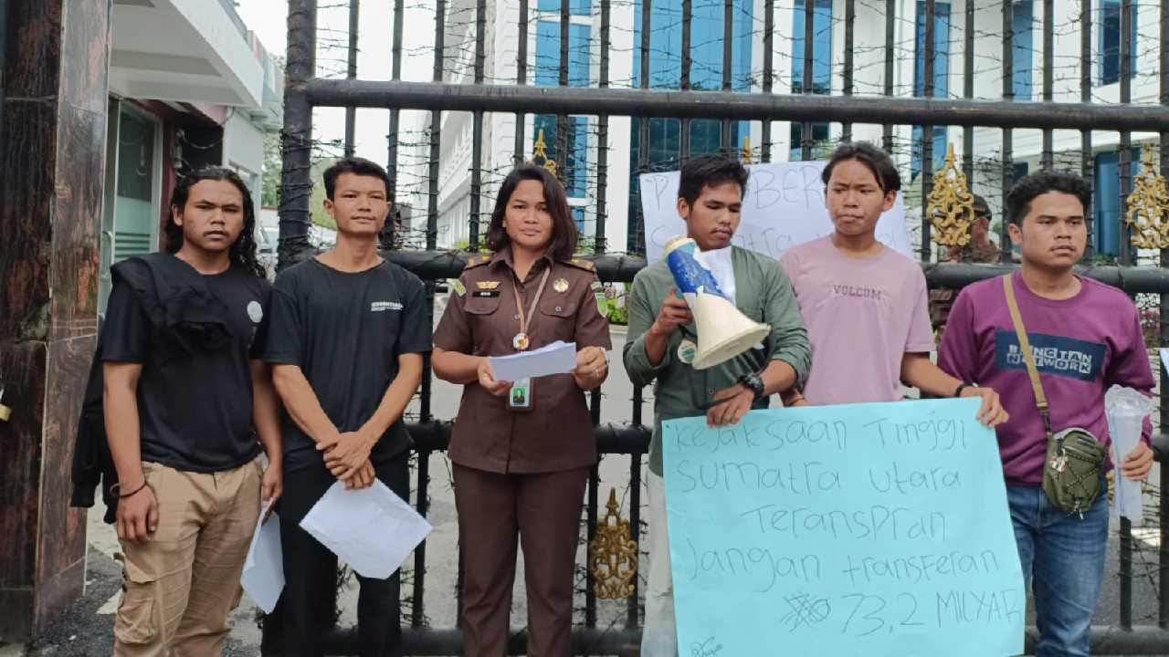 Massa mendesak Kejati Sumatera Utara untuk mengungkap dugaan korupsi di PDAM Tirtanadi. Foto: Dokumentasi tim Kapir