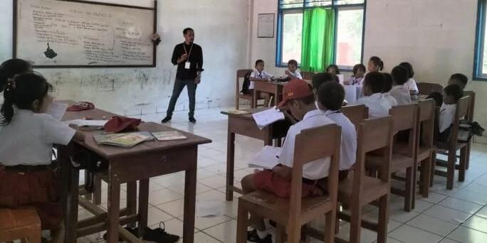 Mahasiswa KKA Tematik angkatan XXV UM Buton saat melakukan sosialisasi hukum dan Pancasila di SDN 107 Buton. Foto: Ist.