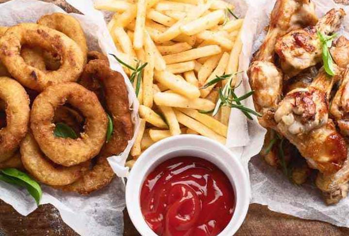 Makanan yang kita konsumsi sehari-hari rupanya tak lepas dari makananan yang mengandung lemak trans. Lemak trans merupakan jenis lemak tidak sehat yang ada di dalam beberapa makanan. Foto: Alodokter.com