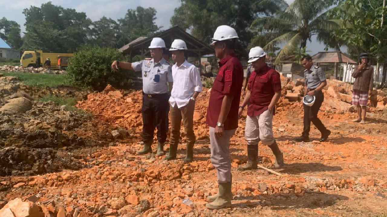 Kadivmin Kanwil Kemenkumham, Sunu Teddy Maranto bersama tim monitoring dan evaluasi Kanwil Kemenkumham, lakukan monitoring terhadap pembangunan di Lapas Kelas II A Kendari. Foto: Ist.