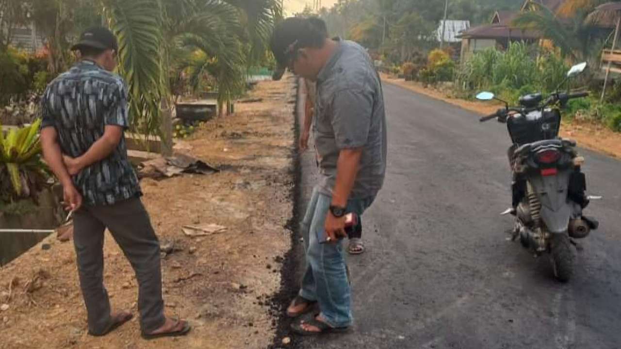 Anggota Komisi III DPRD Kolaka Utara, Basman saat monitoring pengaspalan ruas Jalan Lelewawo-Porehu. Foto: Ist.