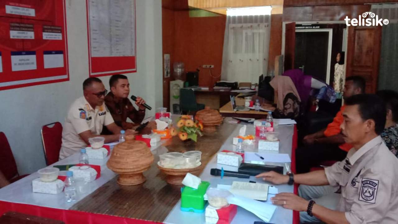 Tim Pemda Muna menggelar rapat membahas penanganan kekeringan akibat musim kemarau panjang. Foto: Sunaryo/Telisik