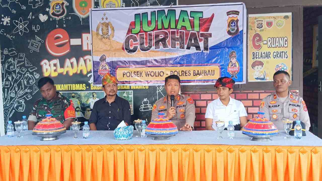 Jumat curhat Polres Baubau berlangsung di halaman Sekretariat Kelompok Kerja, Kelurahan Wameo. Nelayan keluhkan soal zona tangkap. Foto: Ist.
