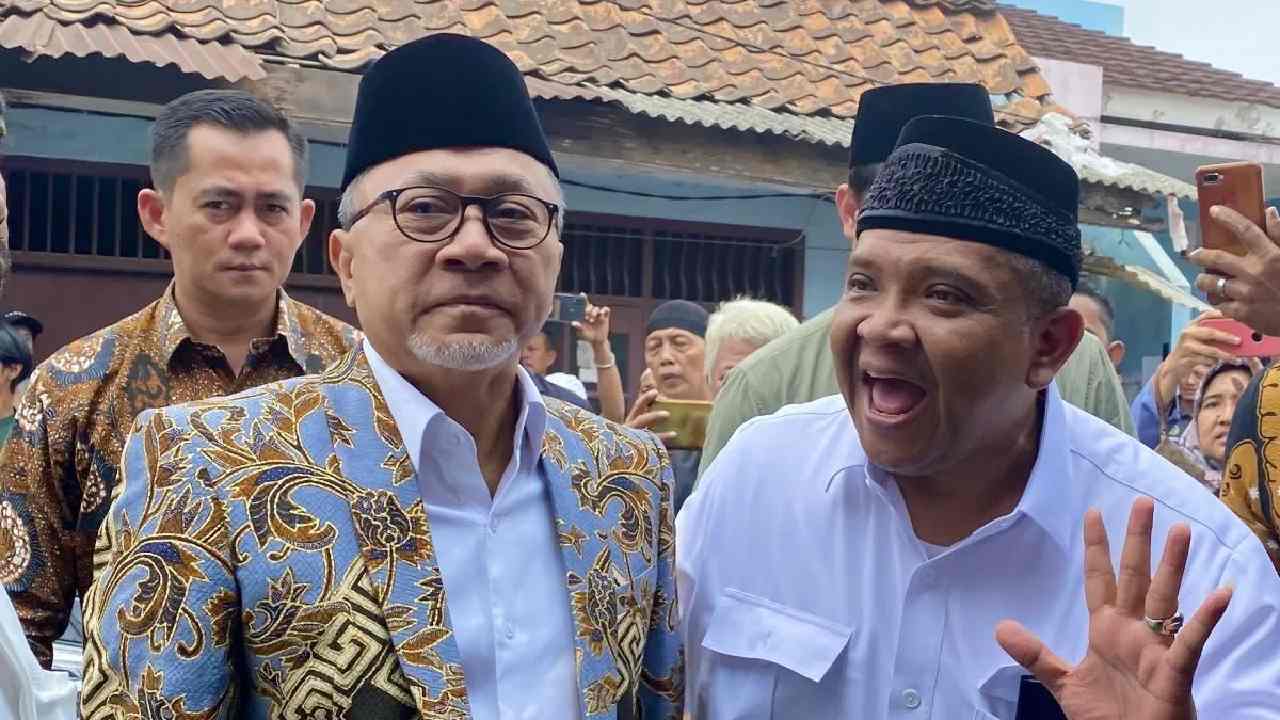 Ketua Umum PAN, Zulkifli Hasan (kiri), saat menghadiri acara Maulid Nabi Muhammad SAW 1445 Hijriyah di Jagakarsa, Jakarta Selatan, Minggu (8/10/2023). Foto: Antara