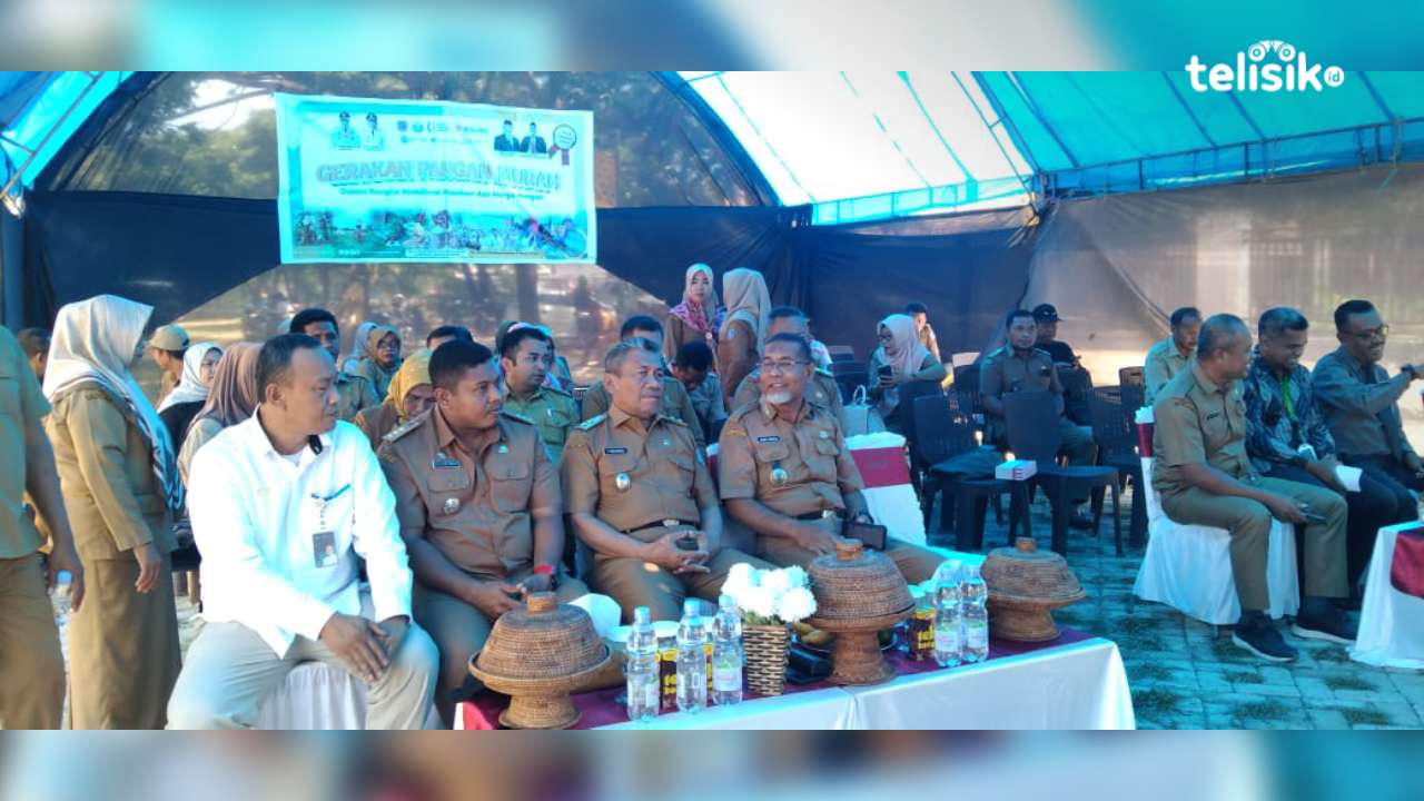 Wabup Muna, Bachrun Labuta saat membuka pangan murah. Foto: Sunaryo/Telisik