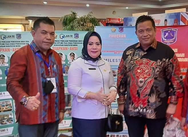 Plt Kepala BKPSDM Muna, LM Syahrullah bersama Bupati LM Rusman Emba. Foto: Ist.