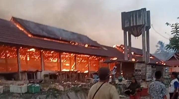 Kios di Pasar Tongkuno, Kabupaten Muna terbakar. Foto: Ist.