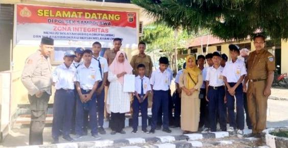 Kapolsek Sampilawa, Iptu Herman Mota berhasil memediasi pelajar yang terlibat tawuran antar sekolah di Buton Selatan. Foto: Ist.