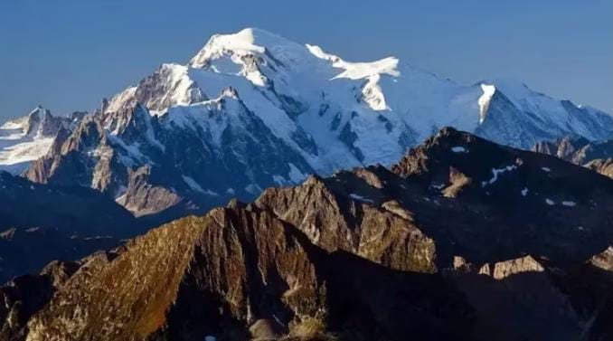 Pemanasan global, salah satu gunung gunung tertinggi di Prancis, Mont Blanc menyusut setelah kehilangan puncak es setinggi 2,22 meter selama dua tahun terakhir. Foto: Detikcom