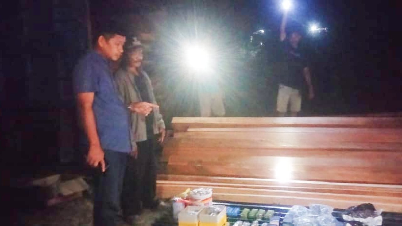 Penyaluran bantuan berupa bahan bangunan kayu berserta seng untuk korban kebakaran. Foto: Ist.